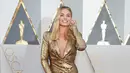 Margot Robbie berpose pada red carpet Oscar 2016 di Hollywood & Highland Center, Hollywood, California, Minggu (28/2). Aktris asal Australia itu terlihat bersinar dalam balutan gaun bergaya klasik dari Tom Ford. (REUTERS/Lucy Nicholson)