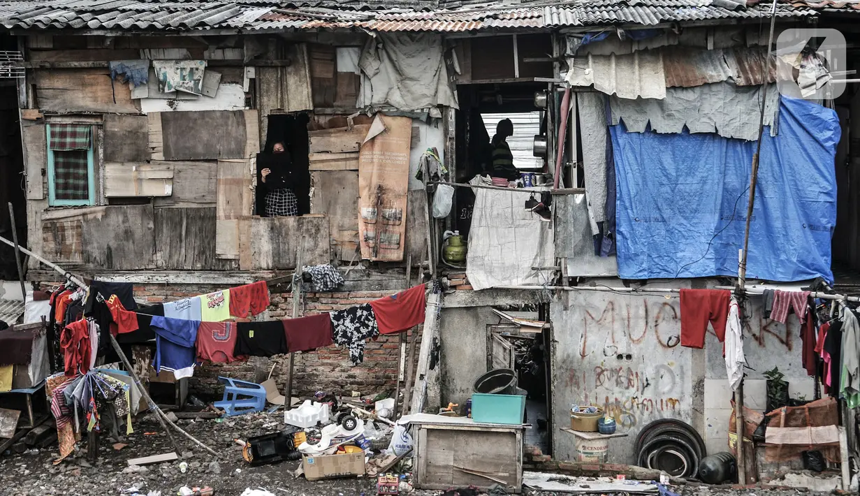Aktivitas warga permukiman bantaran rel di Jakarta, Minggu (18/10/2020). Institute for Development of Economics and Finance (Indef) memproyeksikan angka kemiskinan di Indonesia naik pada periode September 2020. (merdeka.com/Iqbal S. Nugroho)