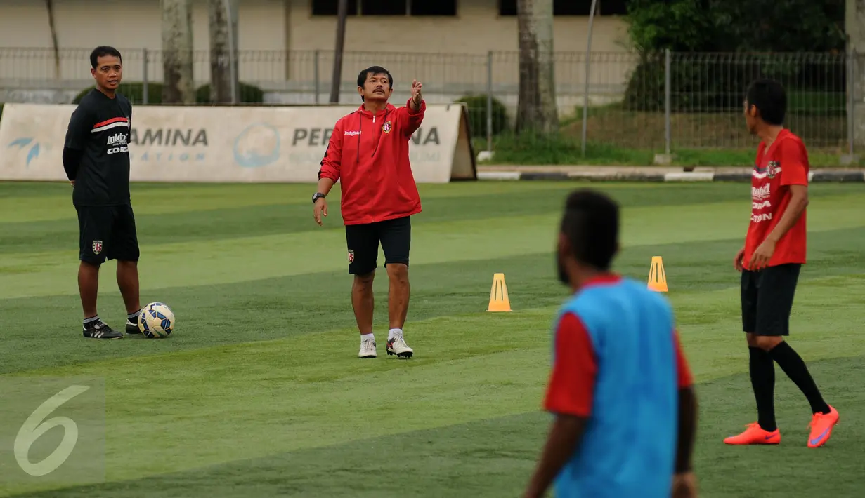 Pelatih Bali United, Indra Sjafrie (kedua kiri) memberi arahan pada timnyaa saat latihan di Lapangan Pertamina, Jakarta, Rabu (6/4/2016). Kandas di Piala Bhayangkara 2016, Bali United bersiap mengikuti Trofeo Persija. (Liputan6.com/Helmi Fithriansyah)