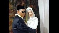 Foto Kakek Sondani menikahi gadis berusia 19 tahun dengan mahar ratusan juta di Cirebon. Foto (Istimewa)