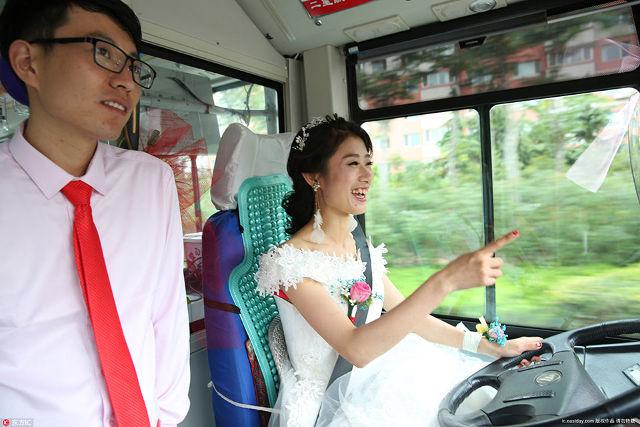 Wu Zheng mengemudikan bus yang hendak membawanya menuju tempat pernikahan berlangsung | Copyright shanghaiist.com
