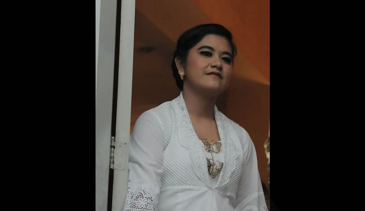 Jokowi selanjutnya memperkenalkan Kahiyang Ayu yang mengenakan kebaya putih, Jakarta, (20/10/14). (Liputan6.com/Herman Zakharia) 