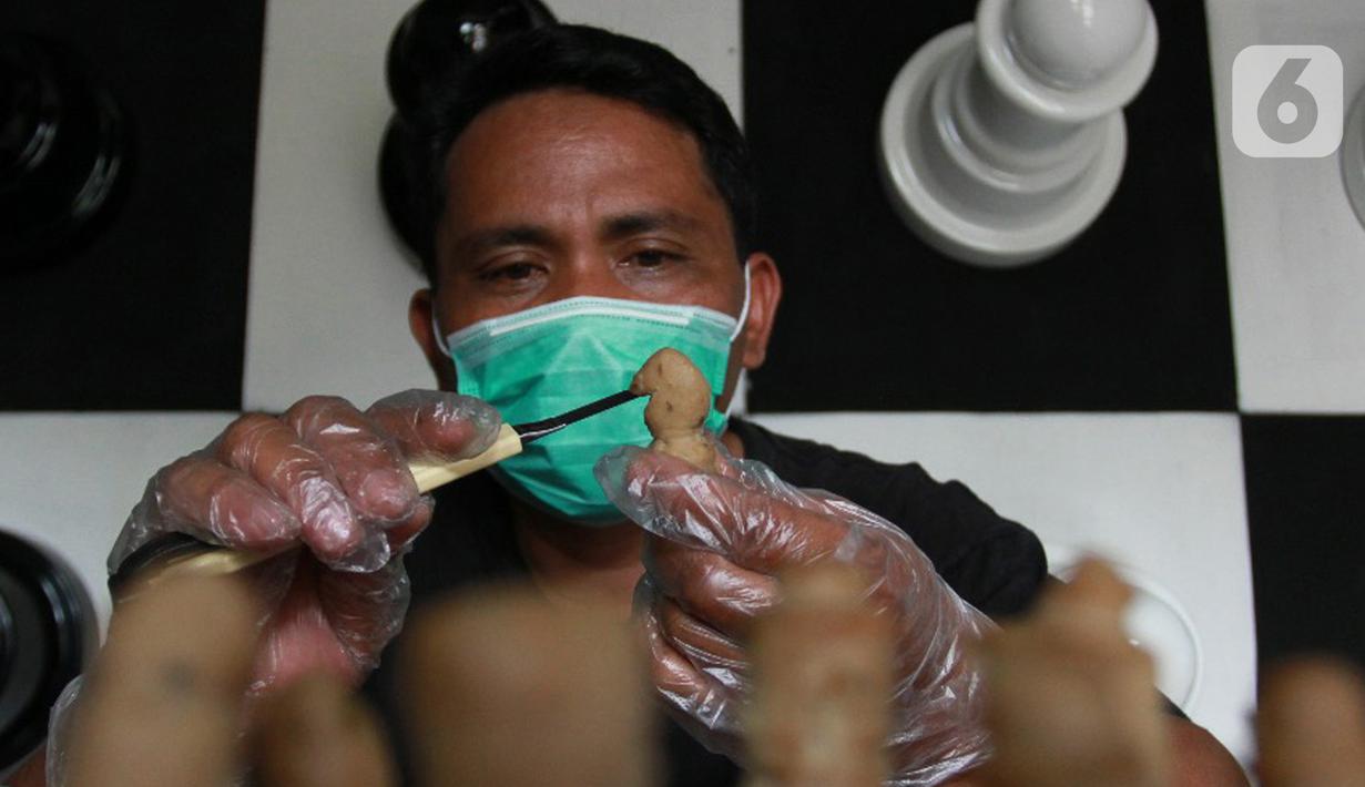 Jodi Purnama melakukan proses penyelesaian pembuatan bakso daging sapi yang berbentuk bidak catur di Bintaro, Senin  (18/11/2019). Bakso daging sapi berbentuk bidak catur dijual mentah dengan harga Rp. 15 ribu/set  terdiri dari enam model bidak catur. (merdeka.com/Arie Basuki)