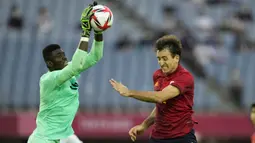 Usai tertinggal, Spanyol ganti menekan Pantai Gading. Upaya Mikel Oyarzabal dan kawan-kawan masih mampu dimentahkan barisan belakang Pantai Gading. (Foto: AP/Andre Penner)