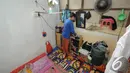 Ninih merapikan perabotan yang berada di kamar kontrakannya yang sederhana di daerah Pejompongan, Jakarta. Foto diambil pada Selasa (9/12/2014). (Liputan6.com/Herman Zakharia)