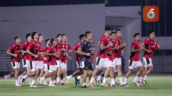 Para pemain Timnas Indonesia melakukan pemanasan dalam latihan perdana di Jakarta menjelang Putaran Ketiga Kualifikasi Piala Dunia 2026 melawan China yang berlangsung di Stadion Madya, Kompleks Stadion Utama Gelora Bung Karno (SUGBK), Senayan, Jakarta, Senin (02/06/2025). (Bola.com/Bagaskara Lazuardi)