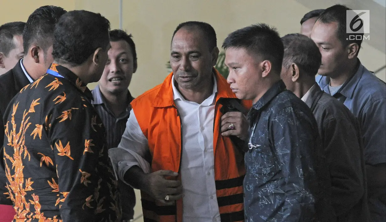 Sejumlah orang mengawal Bupati Ngada Marianus Sae usai pemeriksaan di Gedung Komisi Pemberantasan Korupsi (KPK), Jakarta, Senin (12/2). Marianus Sae merupakan calon gubernur NTT yang diusung PDIP dan PKB. (Liputan6.com/Herman Zakharia)