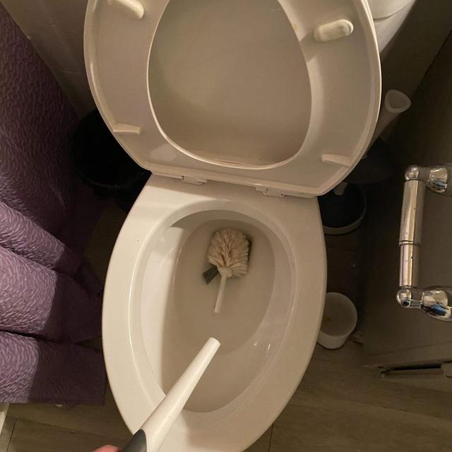 6 Momen Apes Barang Jatuh di Kloset Ini Bikin Elus Dada, Ragu Dipakai Lagi