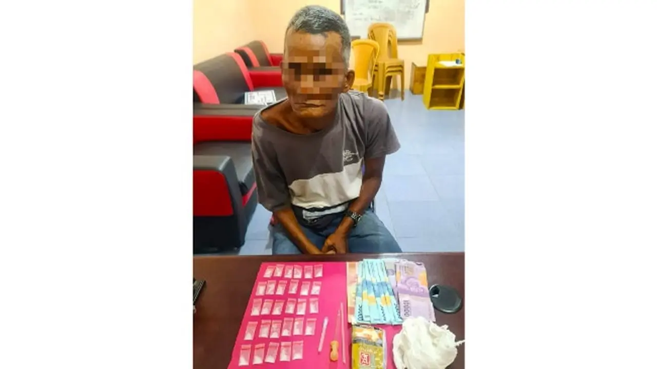 Kakek edarkan narkoba ketika diinterogasi penyidik Polsek Siak Hulu, Kabupaten Kampar.