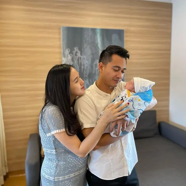 Eza Gionino dikaruniai anak ketiga yang diberi nama Akshay Gionino (Foto Instagram ma_coritha)