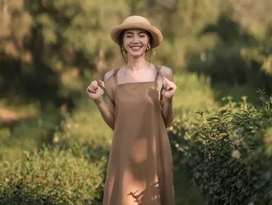 Artis Thailand kelahiran 16 Mei 1992 ini gaya penampilan cantik memesona. Seperti saat Davika Hoorne saat berkebun. Kesukaannya terhadap perkebunan membuat Davika berkebun ini tuai atensi. Davika yang menawan ini banjir pujian dari penggemarnya. (Liputan6.com/IG/@davikah)