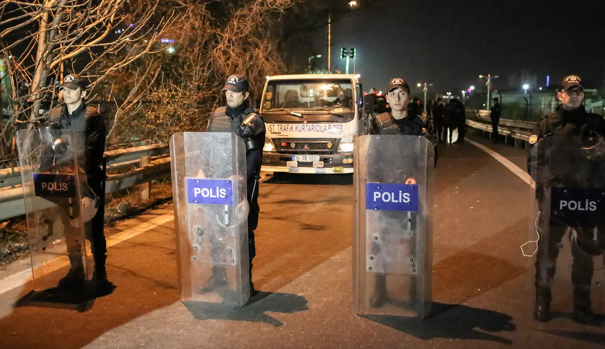 Polisi anti huru hara berjaga di lokasi ledakan yang diakibatkan bom pipa di dekat stasiun kereta api bawah tanah Bayrampasa, Istanbul, Selasa (1/12). Ledakan yang terjadi pada saat jam sibuk tersebut melukai sedikitnya enam orang. (AFP/ Cagdas ERDOGAN)