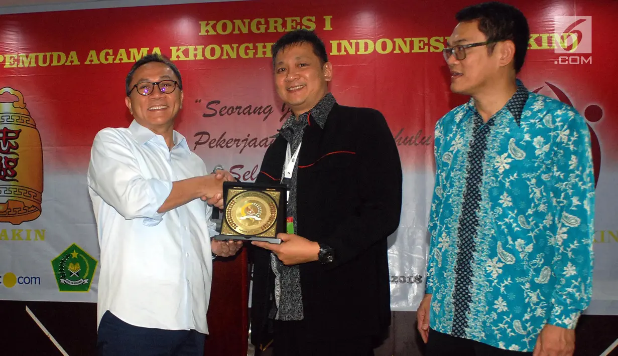 Ketua MPR Zulkfli Hasan, Ketua Bidang Pemuda Agama Konghucu Indonesia Budi Suniarto dan Ketum Matakin Uung Sendana Linggaraja bertukar cinderamata saat menghadiri Kongres Nasional PAKIN di Jakarta, Selasa (11/9). (Liputan6.com/Johan Tallo)