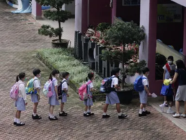 Para murid mengantre untuk memasuki sekolah dasar (SD) di Hong Kong, China, pada 29 September 2020. Penyebaran COVID-19 di Hong Kong telah menurun signifikan berkat respons antiepidemi yang cepat dan dukungan kuat dari otoritas pusat. (Xinhua/Wang Shen)