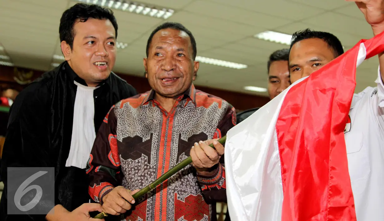 Jelang sidang perdana,  Jannes Johan Karubaba membawa Bendera merah putih, Jakarta, Senin (13/7/2015). Karubaba diduga melakukan korupsi pengadaan "Detailing Engineering Design" di Sungai Mamberamo dan Urumka. (Liputan6.com/Helmi Afandi)