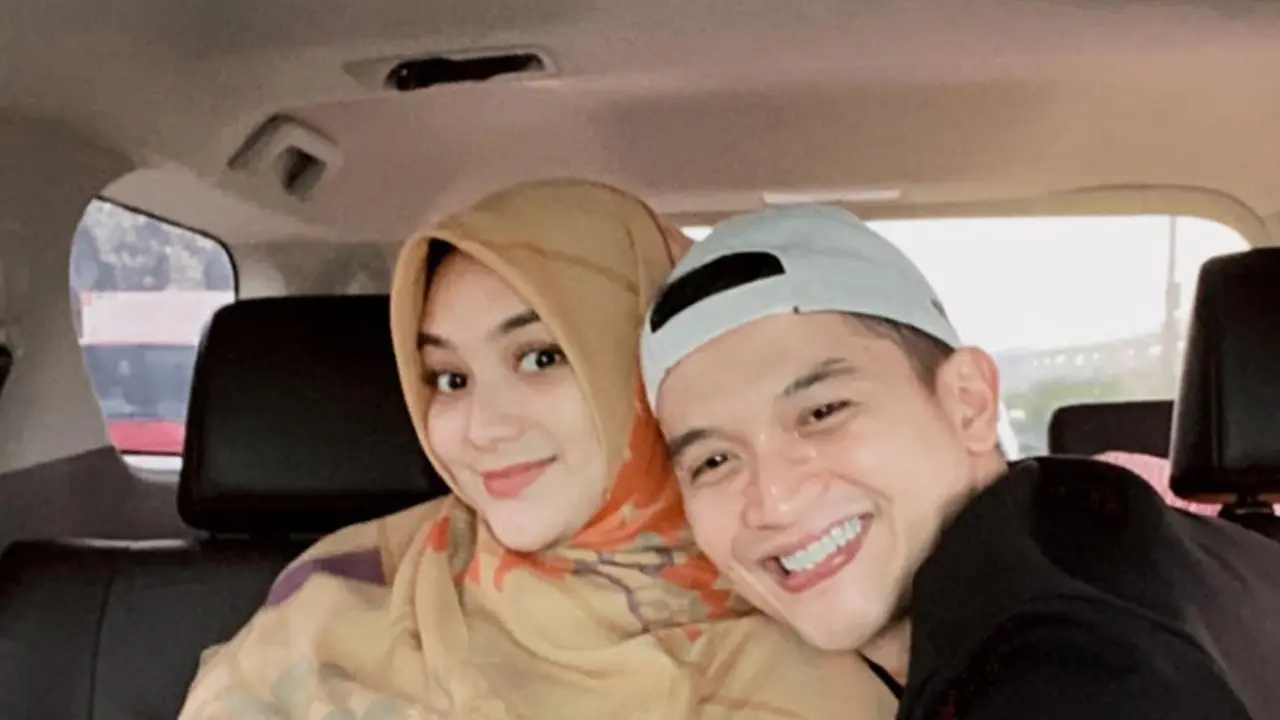 Segera Dikaruniai Anak, Ini 6 Potret Manis Rezky Aditya Peluk Baby Bump Citra Kirana