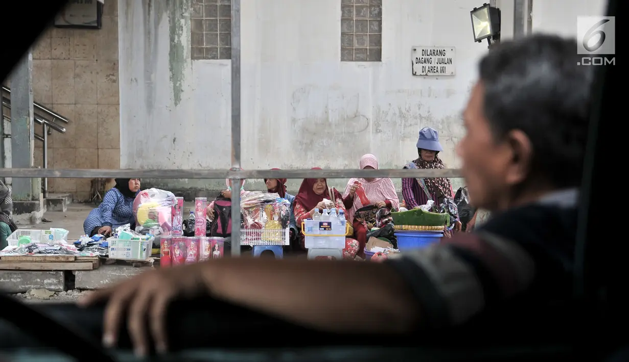 Sopir angkot dan pedagang kaki lima (PKL) mangkal di Jalan Jatibaru, Tanah Abang, Jakarta, Selasa (23/10). Banyak PKL dan angkot yang mangkal di Jalan Jatibaru menimbulkan kesemrawutan. (Merdeka.com/Iqbal Nugroho)