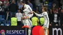 Penyerang Real Madrid, Alvaro Morata melakukan selebrasi bersama rekan-rekannya usai mencetak gol penentu kemenangan Real Madrid atas Sporting Lisbon di Liga Champions grup F di Stadion Santiago Bernabeu, Madrid, Spanyol (15/9). (REUTERS/Susana Vera)