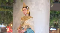 Baifern selalu tampil memesona di berbagai kesempatan. Seperti saat ia dengan cantiknya memakai busana adat tradisional Thailand bernama Chut Thai. Aura kecantikan Baifern sangat terpancarkan hingga membuat para fansnya semakin mengaguminya. (Liputan6.com/IG/@baifernbah)