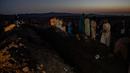 Suasana saat pemakaman korban gempa Afghanistan secara massal di Distrik Zenda Jan, Provinsi Herat, sebelah barat Afghanistan, Senin (9/10/2023). (AP Photo/Ebrahim Noroozi)