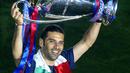 Bek Barcelona, Rafael Marquez, mengangkat trofi Liga Champions di Camp Nou, Rabu (17/5/2006). Eks bintang Barcelona ini mendapat sanksi dari Departemen Keuangan AS karena kasus narkoba. (AFP/Cesar Rangel)