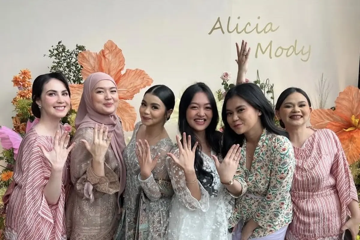 Tampilan Arumi Bachsin saat lamaran adiknya