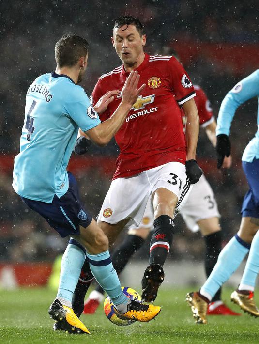 Gelandang Manchester United, Nemanja Matic, berebut bola dengan gelandang AFC Bournemouth, Dan Gosling, pada laga Premier League di Stadion Old Trafford, Rabu(13/12/2017). Manchester United menang 1-0 atas AFC Bournemouth. (AP/Martin Rickett)