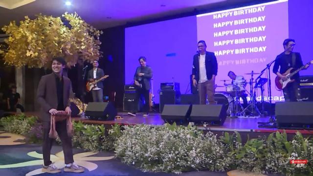 8 Potret Pesta Ultah Rizky Billar ke-28 yang Penuh Kejutan, Bertabur Bintang