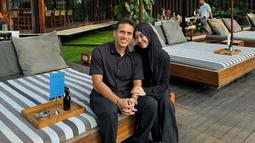 Meski sudah menikah, tak dipungkiri jika kebersamaan Adiba Khanza dan Egy Maulana ini bak pasangan kekasih. Busana warna hitam selaras yang dikenakannya membuat keduanya makin romantis. Tak hanya fokus pada keromantisan Adiba dan Egy, beberapa netizen memuji paras cantik Adiba. Netizen sebut jika ada yang mengatakan Adiba berusia 18 tahun tetap banyak yang percaya. (Liputan6.com.IG/@egymaulanavikri)