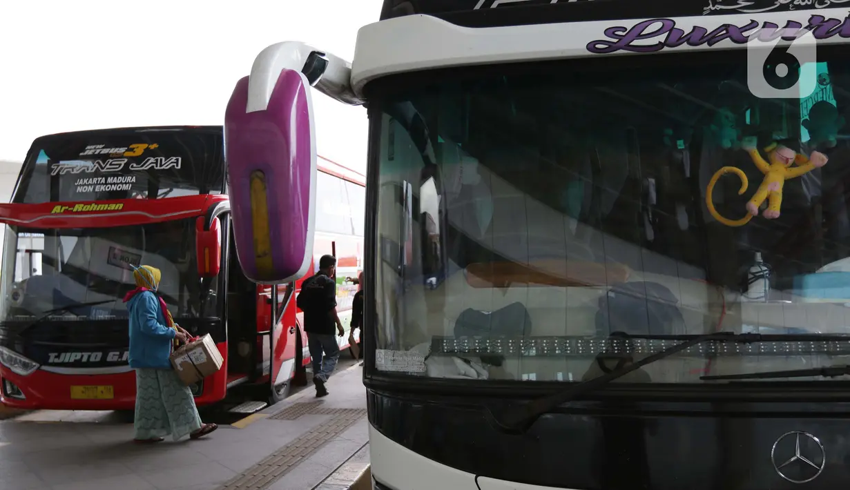 Calon penumpang bersiap menaiki bus Antar Kota Antar Provinsi di Terminal Bus Terpadu Pulo Gebang, Jakarta, Kamis (31/12/2020). Memasuki libur pergantian tahun sejumlah calon penumpang terus berdatangan di Terminal Bus Terpadu Pulo Gebang. (Liputan6.com/Helmi Fithriansyah)