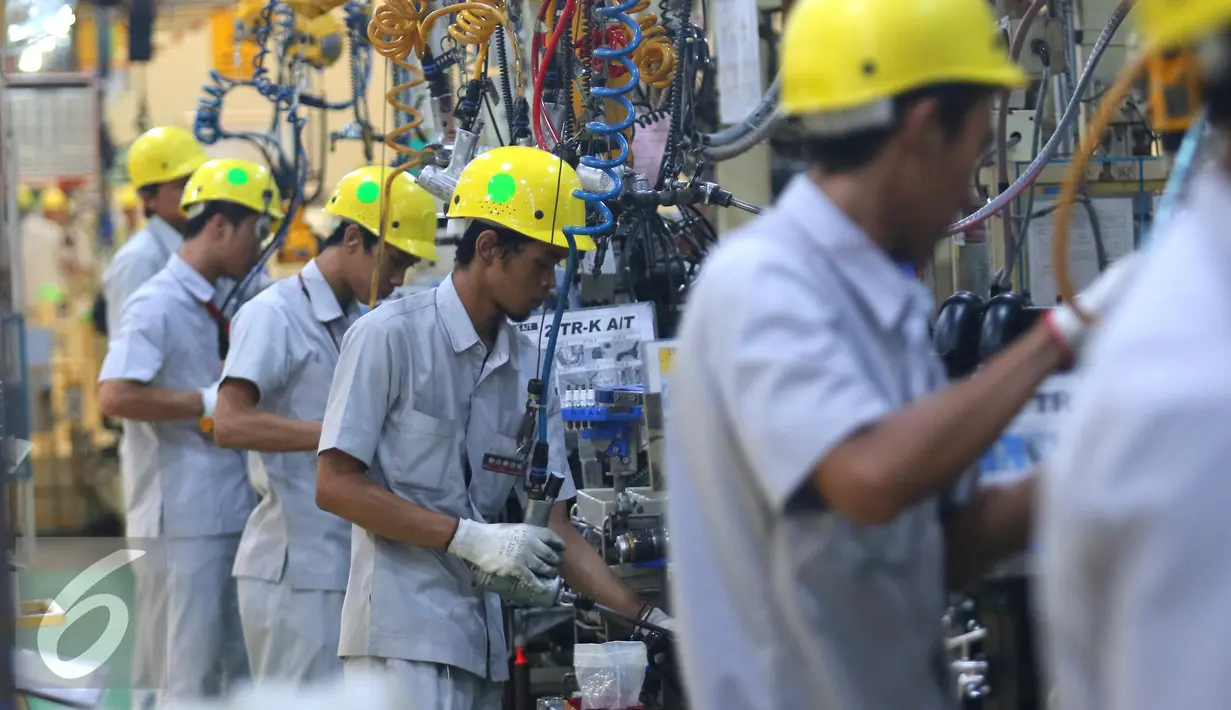 Pekerja merakit komponen mobil di PT Toyota Motor Manufacturing Indonesia (TMMIN), Jakarta, Senin (9/5). Pemerintah menetapkan industri kendaraan bermotor (KBM) sebagai prioritas untuk membangkitkan industri otomotif Nasional (Liputan6.com/Angga Yuniar)