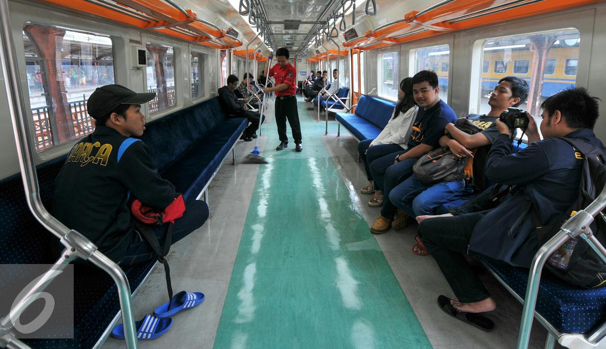 Petugas kebersihan sedang membersikan gerbong penumpang kereta jurusan Jakarta Kota- Tanjung Priok di stasiun Jakarta Kota, Senin (21/12). PT Kereta Api Indonesia (KAI) kembali mengoperasikan lintas Jakarta Kota-Tanjung Priok. (Liputan6.com/Yoppy Renato)