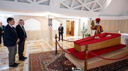 Vatikan dalam sebuah pernyataan resminya mengatakan pemakaman Paus Fransiskus akan dilaksanakan pada Sabtu (26/4/2025). Tampak dalam foto yang diambil dan dibagikan pada tanggal 22 April 2025 oleh The Vatican Media menunjukkan Kepala Rabbi Roma Riccardo Di Segni saat memberikan penghormatan kepada mendiang Paus Fransiskus di Kapel Santa Marta di Vatikan. (Handout/VATICAN MEDIA/AFP)