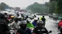 Ruas Jalan Cakung-Cilincing, Jakarta Timur terendam banjir setinggi antara 40-50 centimeter.