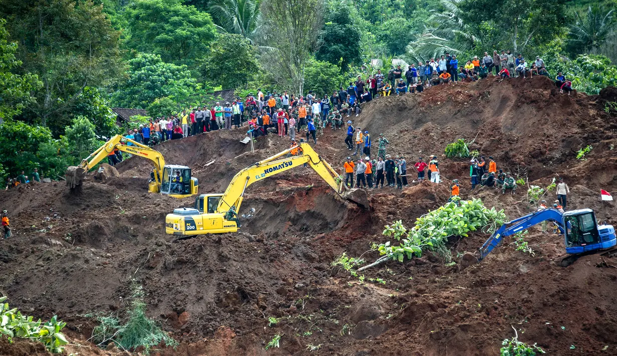 Tim SAR mengerahkan alat berat untuk mencari korban longsor di Kabupaten Ponorogo, Jawa Timur, Minggu (2/4). Bencana tanah longsor yang terjadi Sabtu kemarin menimbun puluhan rumah, sedangkan 28 warga dinyatakan hilang. (JUNI KRISWANTO/AFP)