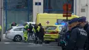 Petugas medis dan aparat keamanan dikerahkan ke lokasi ledakan di stasiun metro Maalbeek, di Brussels, Belgia, Selasa (22/3).  Ledakan itu terjadi kurang dari satu jam setelah pengeboman di bandara yang menewaskan belasan orang. (REUTERS/Reuters TV)
