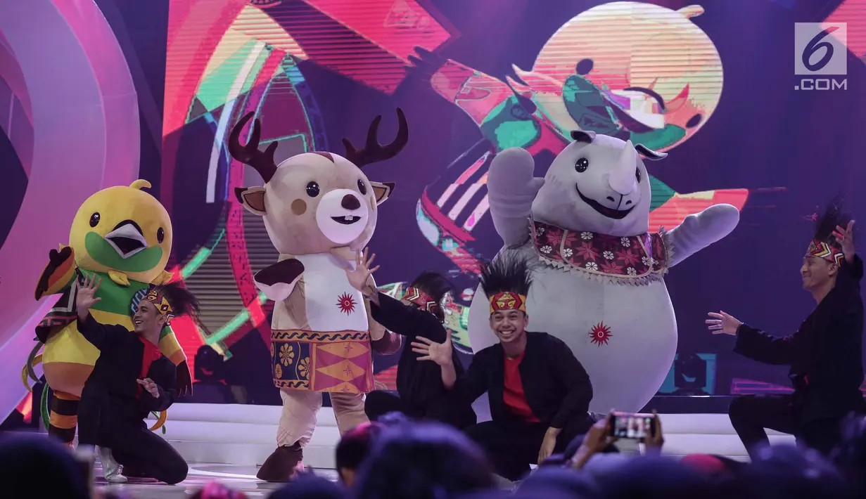 Tiga maskot Asian Games 2018 Bhin Bhin, Atung dan Kaka saat tampil dalam Konser 100 Hari Menuju Asian Games 2018 di Studio 6 Emtek, Jakarta, Kamis (10/5). Nama ketiga maskot tersebut diambil dari kata Bhineka Tunggal Ika. (Liputan6.com/Faizal Fanani)