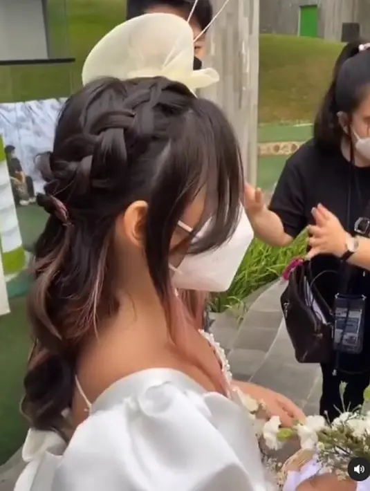 Tatanan rambut Mikhayla tampak sangat manis dengan aksen kepang pada sisinya disertai dengan head piece yang melengkapi tampilannya. (Foto: Instagram/ Nia Ramadhani Update).