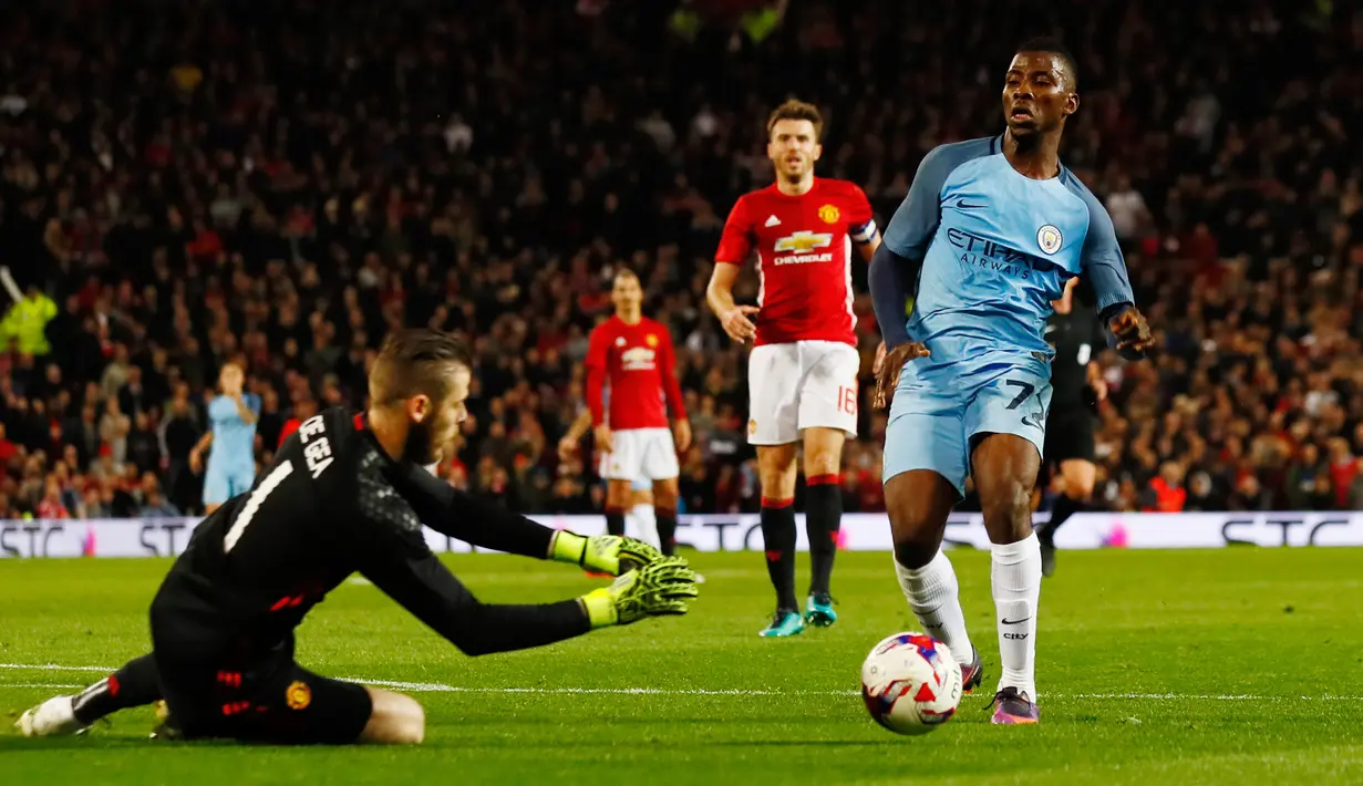 Pemain City Kelechi Iheanacho saat menyerang gawang kiper MU, De Gea pada pertandingan Piala Liga Inggris (EFL Cup) di Stadion Old Trafford, Manchester, Inggris (26/10). Mu berhasil menang tipis dengan skor 1-0 atas City. (Reuters/Jason Cairnduff)