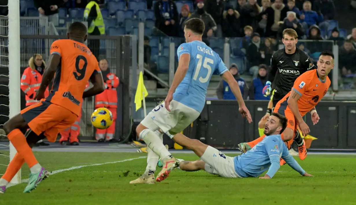 Pemain Inter Milan, Lautaro Martinez (kanan) mencetak gol pertama timnya ke gawang Lazio pada laga lanjutan Liga Italia 2023/2024 di Olympic Stadium, Roma, Italia, Senin (18/12/2023) dini hari WIB. (AFP/Andreas Solaro)