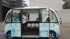Bus listrik tanpa sopir resmi beroperasi di Paris, Senin (3/7). Bus ini beroperasi sebagai angkutan shuttle di sebuah pusat bisnis pinggiran ibukota Prancis tersebut. (AFP Photo/Jacques Demarthon)