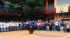 Pembalap rookie Prima Pramac Racing, Toprak Razgatlioglu, melakukan aksi freestyle saat mengunjungi SMK Negeri 39 Jakarta di kawasan Cempaka Putih, Jakarta Pusat, Selasa (20/1/2026). (Bola.com/M Iqbal Ichsan)