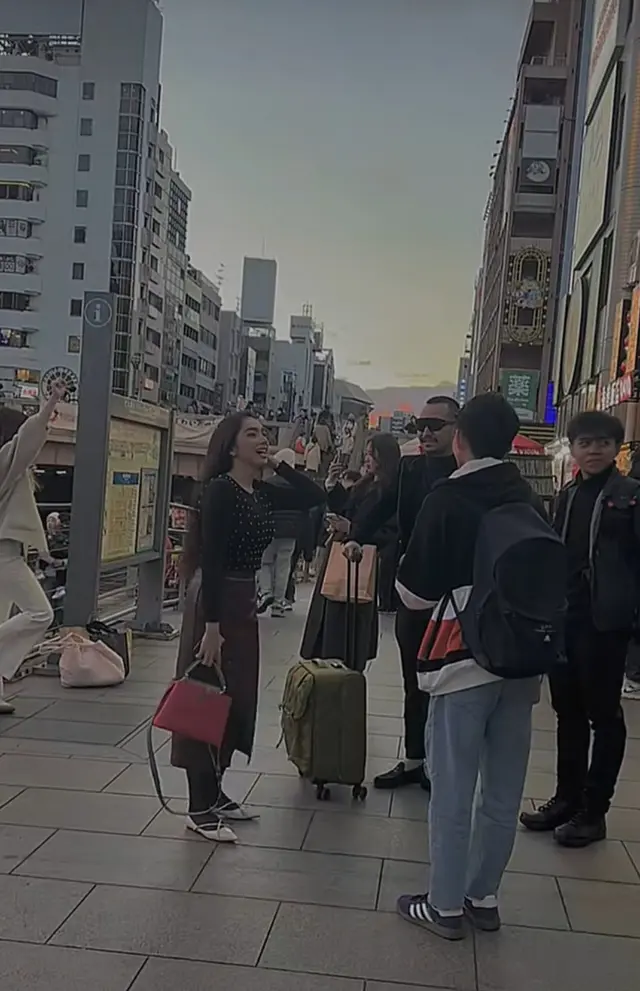 7 Potret Angel Karamoy dan Gusti Ega liburan bareng di Jepang, kedekatannya jadi sorotan