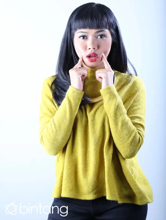Yura Yunita memiliki kecintaan pada musik yang merupakan bekal baginya untuk berkarier di industri musik. Sebagai penyanyi yang terhitung baru solois kelahiran Bandung ini telah menghadapi berbagai tantangan (Febio Hernanto/Bintang.com)