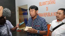 Haji Lulung memberikan keterangan usai diperiksa Bareskrim di Ombudsman, Jakarta, Rabu (12/4). Lulung mengaku pihaknya sama sekali tidak terlibat pembahasan proyek pengerjaan revitalisasi gedung Teater Kesenian Jakarta.  (Liputan6.com/Helmi Afandi) 