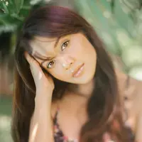 Banyak perempuan yang kini bergantung pada makeup untuk bisa selalu tampil cantik. Bukan hanya itu, mereka juga menganggap, makeup yang mahal akan membuatnya semakin cantik. Namun menurut Aurelie Moeremans tidak demikian. (Instagram/aurelie)