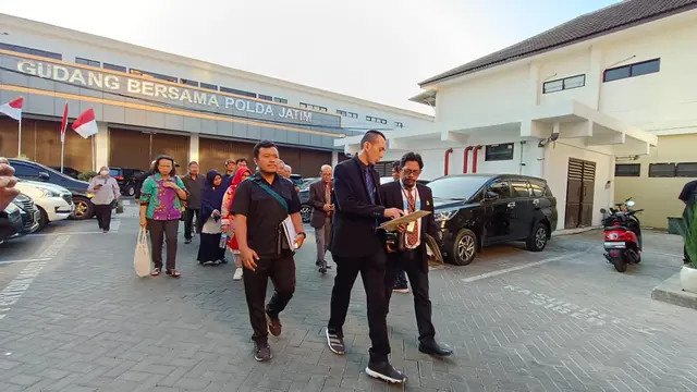 Sejumlah mantan anggota DPRD kota Malang periode 1992-1997 saat melaporkan Wali Kota Malang, Sutiaji ke Ditreskrimsus Polda Jatim. (Dian Kurniawan/Liputan6.com)