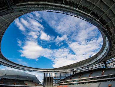 Suasana keindahan arsitektur dari Stadion Yekaterinburg Arena, Sverdlovsk Oblast, Jumat (19/8/2017). Stadion yang berdiri sejak 1957 ini akan menjadi satu dari 12 stadion penyelenggara Piala Dunia 2018 Rusia. (AFP/Mladen Antonov)
