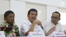 Menteri PAN-RB Asman Abnur menggelar jumpa pers terkait cuti bersama Lebaran 2018 di Kemenko PMK, Jakarta, Senin (7/5). Adapun cuti bersama dimulai pada 11 -14 Juni dan 18 - 20 Juni serta libur Lebaran 15, 16, 17 Juni 2018. (Liputan6.com/Angga Yuniar)