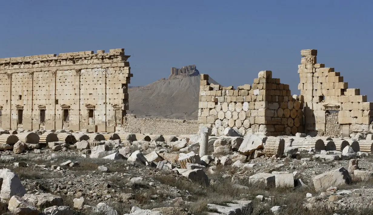 Sebagian pemandangan Kuil Bel yang rusak di kota kuno Palmyra, Provinsi Homs, Suriah, 7 Februari 2021. Suriah memiliki enam situs yang terdaftar dalam daftar elite warisan dunia UNESCO dan semuanya mengalami kerusakan dalam perang 10 tahun. (LOUAI BESHARA/AFP)